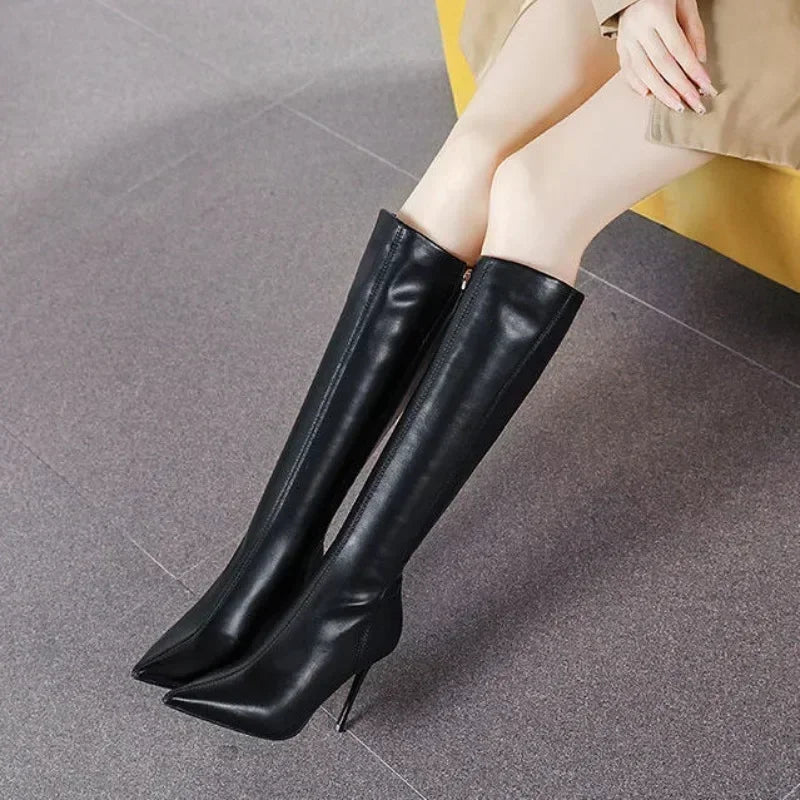 Elegante dameslaarzen met spitse neus en kniehoge schacht - winterlaarzen met naaldhak, zijrits en lederlook