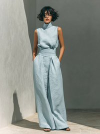 Set consisting of a sleeveless blouse and wide-leg pants made of a cotton-linen blend.