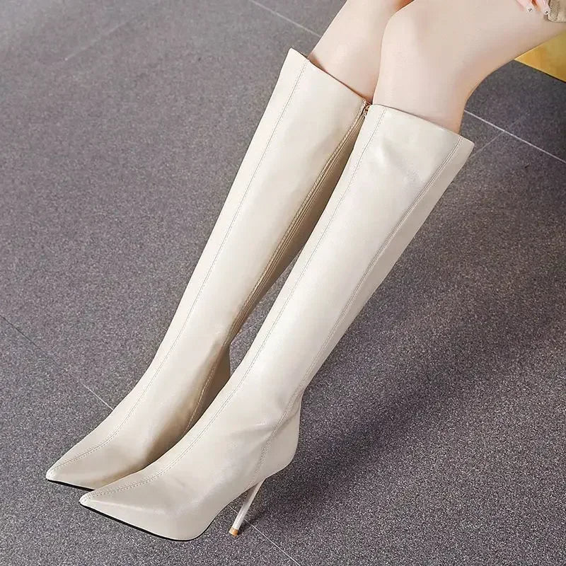 Elegante dameslaarzen met spitse neus en kniehoge schacht - winterlaarzen met naaldhak, zijrits en lederlook
