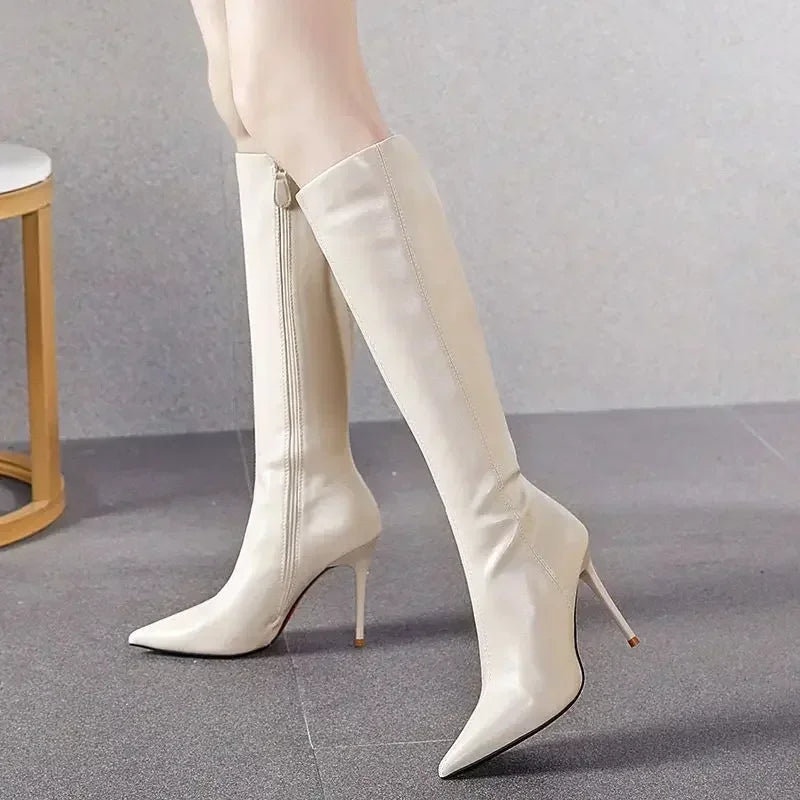 Elegante dameslaarzen met spitse neus en kniehoge schacht - winterlaarzen met naaldhak, zijrits en lederlook